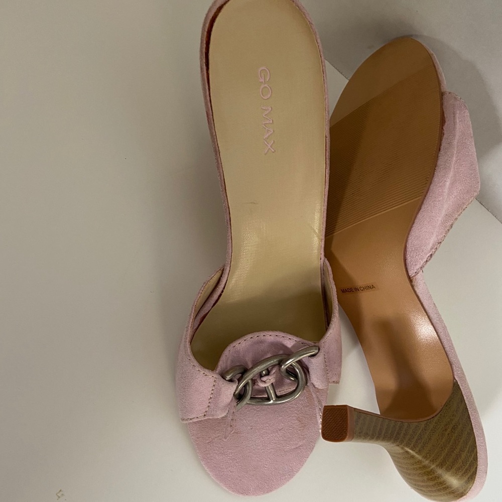 Pink suede heels with buckle